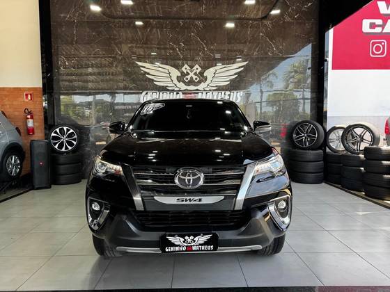 TOYOTA HILUX SW4 2.8 SRX 4X4 7 LUGARES 16V TURBO INTERCOOLER DIESEL 4P AUTOMÁTICO